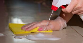 Fliesenfugen reinigen: 5 Hausmittel, die wirken! Fliesenfugen reinigen: 5 Hausmittel, die wirken!