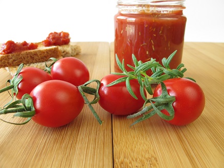 Tomaten kann man auf so viele unterschiedlliche Art verarbeiten: Gleich mit Rosmarin, lecker für eine Tomatensoße: