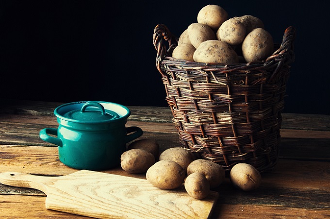 Eine Ernährung nur mit Kartoffeln ist auf lange Sicht nicht gesund. Die Kartoffel liefert jede Menge Ballaststoffe, Kalium, Eiweiße, Vitamin B und C sowie viele wichtige Mineralien. Doch wirklich gesund ist die Sache dennoch nicht, denn wie bereits erwähnt fehlen fettlösliche Vitamine und Fettsäuren. (#01)