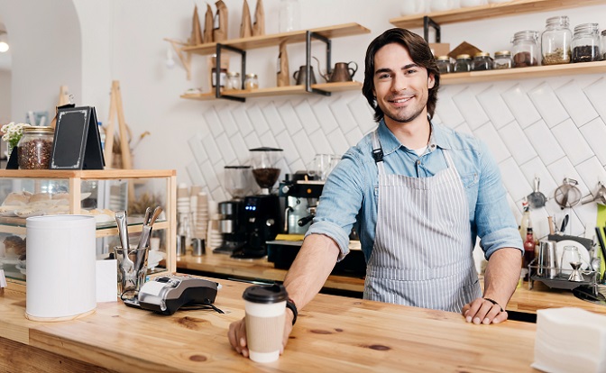 Der Name dieser Spezialität gibt bereits den Hinweis darauf, dass es sich hier um ein Kaffeegetränk mit einem besonders hohen Anteil an Milch handelt. (#01)