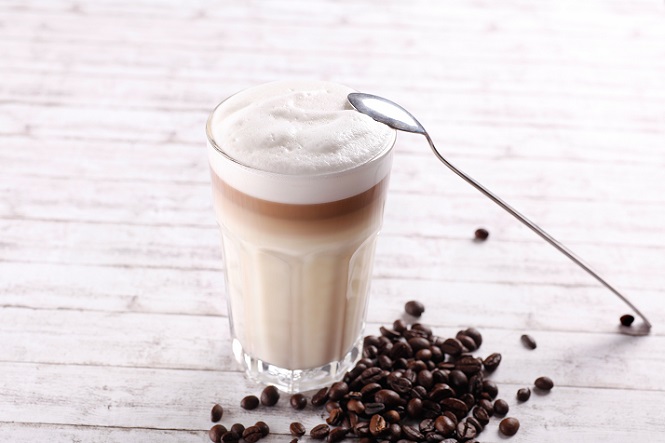  Wenn der Milchschaum eingesetzt wird, um einen Latte Macchiato zu erstellen, dann ist es empfehlenswert, einen Teil des Schaums zurückzuhalten und diesen erst später in das Glas zu geben, wenn sich der Espresso schon mit dem im Glas befindlichen Milchschaum vermischt hat. (#04)