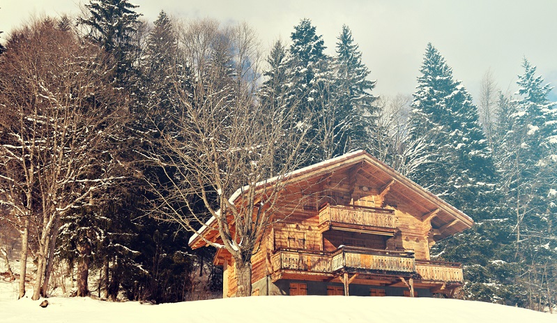 Ferienwohnungen und Hotels sind in den Alpen in rauen Mengen zu finden – doch die Ruhe bleibt dabei oft auf der Strecke. Wer aber wissen will, wie sich die volle Stille anfühlt (wobei diese im Familienurlaub mit kleinen Kindern nicht von Dauer sein dürfte), sollte einmal die Kirschbaumhütte im Berner Oberland in der Schweiz besuchen.(#03)