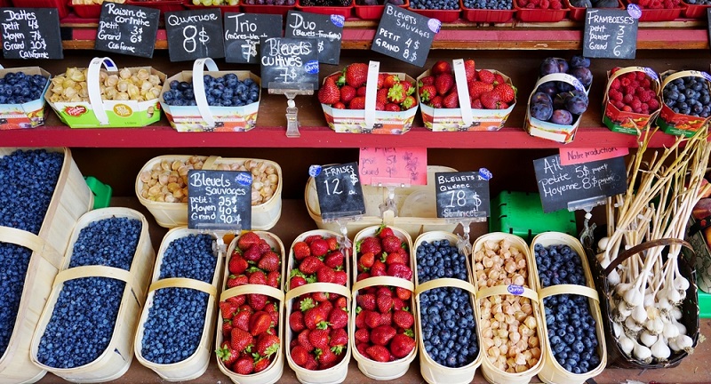 Regionale Anbieter von Gemüse und Obst haben gleich mehrere Vorteile: frische Produkte aus einheimischem Anbau, kurze Transportwege innerhalb einer Region, attraktive Preise während der Saison und nicht selten ein Bio Siegel für den biologischen Anbau. (#04)