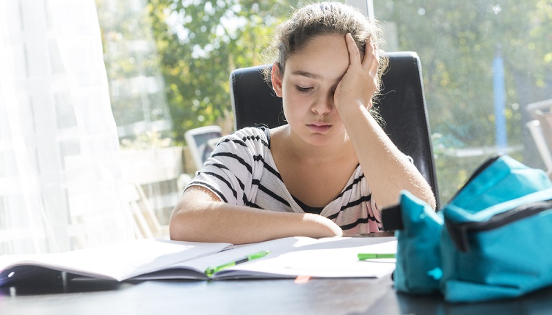 Kinderärzte vermuten außerdem einen Zusammenhang von Rückenschmerzen und wachsendem Schulstress.