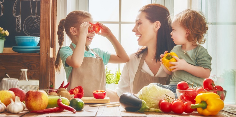 Einseitige Ernährung kann ebenfalls dazu führen, dass ein Kind unter Rückenschmerzen leidet. 