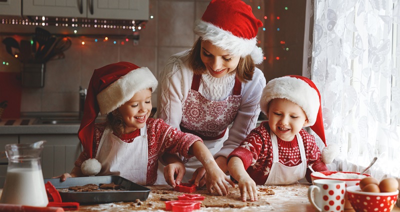 Wetten, dass gemeinsam gebackene Kekse Jung und Alt begeistern werden? Ausgefallene Weihnachtsplätzchen werden dabei auf jeden Fall zu echten Liebhaberstücken. 