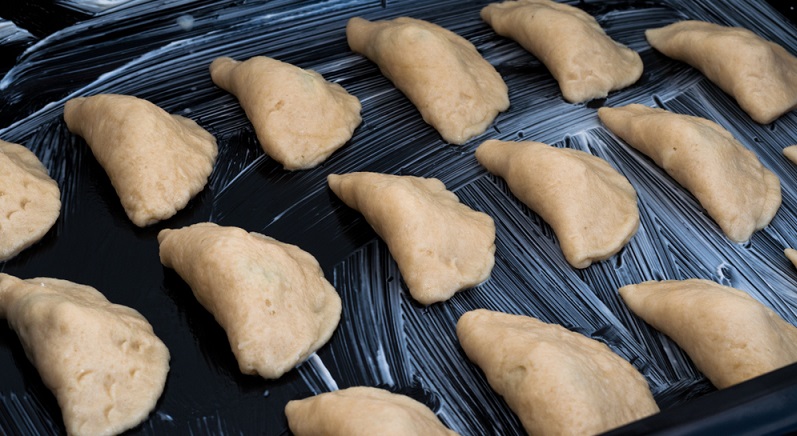 Das gute alte Backblech wird mit Butter, Kokosfett oder auch Rapsöl gut gefettet und anschließend mit Mehl oder Semmelbröseln betreut. 