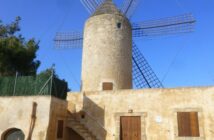 Glückshotel Mallorca: hier im kleinen Ort Felanitx findet man unter anderem eine der typischen Windmühlen. Man sieht förmlich Don Quixote vor sich, seinen aussichtslosen Kampf führend.