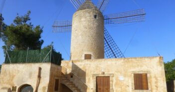 Glückshotel Mallorca: hier im kleinen Ort Felanitx findet man unter anderem eine der typischen Windmühlen. Man sieht förmlich Don Quixote vor sich, seinen aussichtslosen Kampf führend.