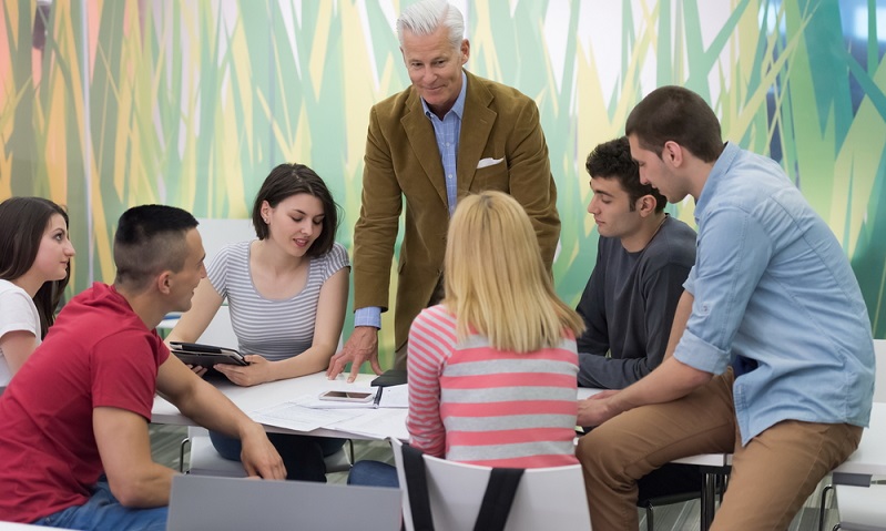 Das Bildungsangebot muss für die <strong>Förderung zugelassen</strong> sein, der Bildungsträger kann selbst gewählt werden.  ( Foto: Shutterstock- dotshock )