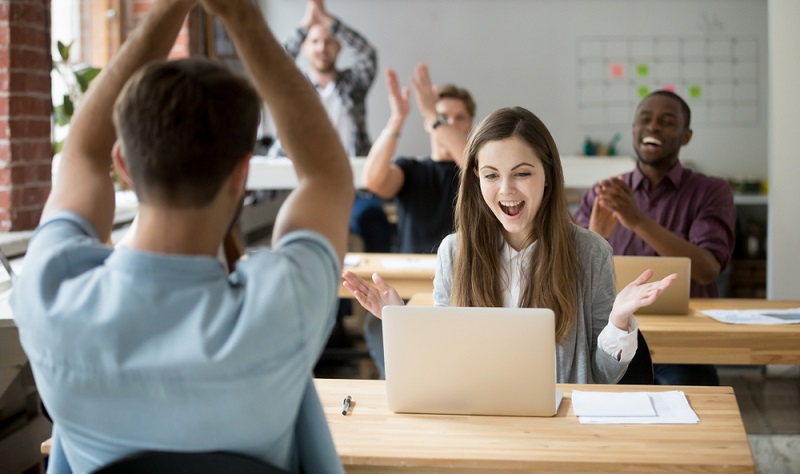 Teilnahme an der Weiterbildung sichert den Arbeitsplatz der Zukunft. ( Foto: Shutterstock- fizkes )