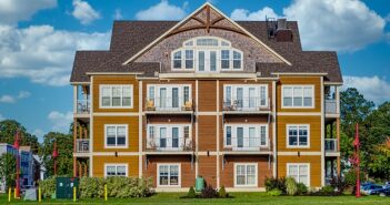 Kaufpreisfaktor für ein Mehrfamilienhaus ... und 11 weitere nervige Fragen mit allen Urteilen und Antworten ( Foto: Shutterstock-Darryl Brooks)