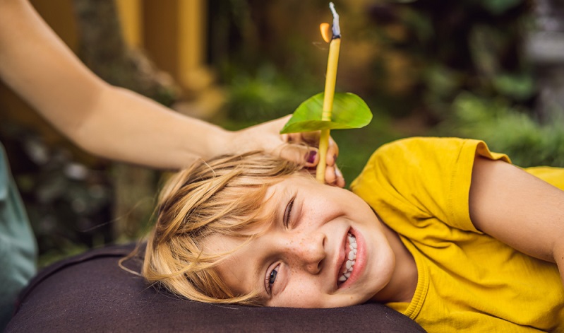 Ohrenschmalz entfernen mit Ohrenkerzen Zugegeben, dieses Hausmittel wirkt nicht in jedem Fall, doch der Vollständigkeit halber soll es hier erwähnt werden.  ( Foto: Shutterstock- Elizaveta Galitckaia )