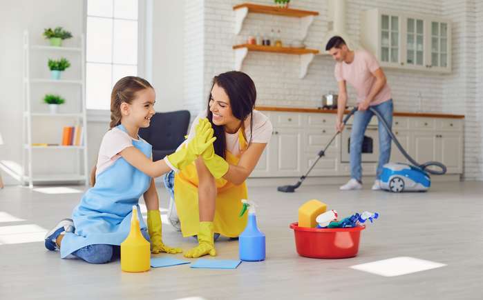 Je größer die Kinder werden, desto mehr Aufgaben können sie im Haushalt übernehmen. ( Foto: Adobe Stock - Studio Romantic ) 