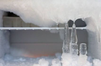 Hausmittel gegen Eisbildung im Gefrierfach: Natron, Speiseöl, (Foto: AdobeStock 274945083 Yanukit)