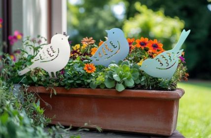 Verzinkte Gartenstecker mit Tiermotiven setzen farbenfrohe Akzente in Beeten KNOBLOCH Rankgitter und Gartenstecker vereinen Design, Funktion und (Foto: Max Knobloch Nachf. GmbH)