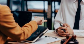 Generali ADVOCARD und Flightright bieten kostenfreien Entschädigungsservice bei (Foto: AdobeStock - Anna - _543461044)