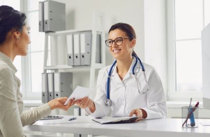 Studie: Hohe Krankheitsängste trotz weiterhin präventiven Engagements in (Foto: AdobeStock - Studio Romantic - 328444050)