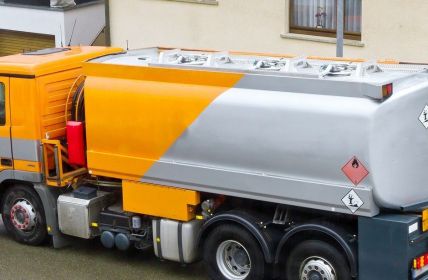 Rohölpreise explodieren durch Nahostkonflikt: Verbraucher stornierungsrechte jetzt dringend (Foto: AdobeStock - Jürgen Fälchle - 103763424)