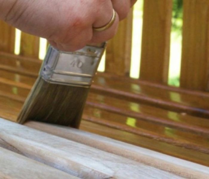 Einfach auftragen: OLI-NATURA Yacht & Teaköl in der Anwendung (Foto: OLI-NATURA Öle & Wachse)