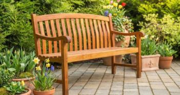 Grau gewordene Teakbänke reinigen und ölen für nachhaltigen (Foto: OLI-NATURA Öle & Wachse)