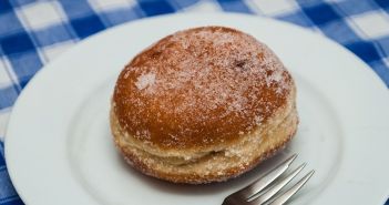 Traditionsreicher ostdeutscher Karneval bewahrt Volksbräuche trotz DDR-Diktatur und (Foto: AdobeStock -  Stockfotos-MG - 1916243907)