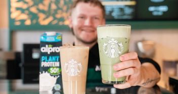Alpro und Starbucks präsentieren neue pflanzliche Protein-Lattes in (Foto: Danone)