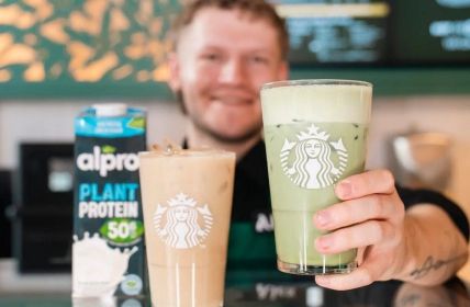 Alpro und Starbucks präsentieren neue pflanzliche Protein-Lattes in (Foto: Danone)