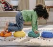 Zwang zum Still­sitzen blockiert kindliche Motorik und kognitive (Foto: Stapelstein)