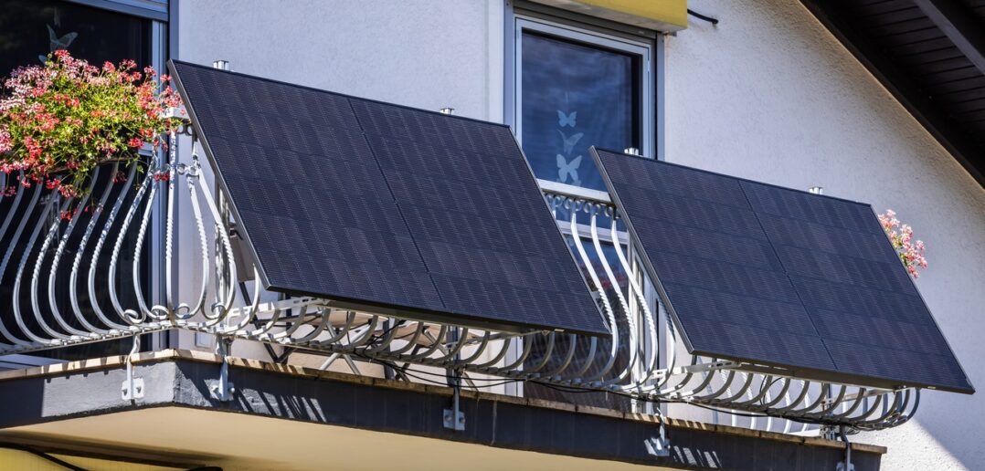 Wie viel Strom spart ein Stecker-Solarset im Alltag? (Foto: AdobeStock - Brebca - 1574711879)